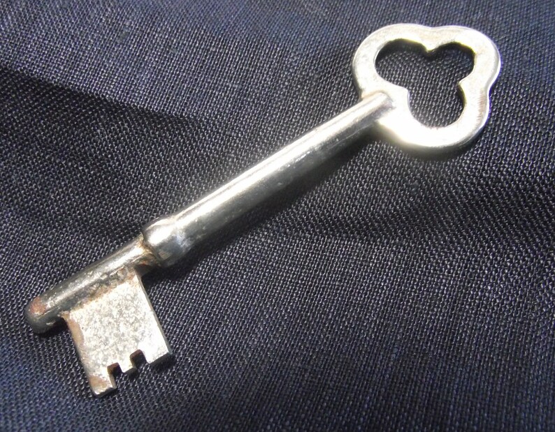 straight shank widens to a /'stop/' simple E shape lock head Vintage silver toned key 3ins long nice shamrock shaped bow KEYSUNK12.7-4.73