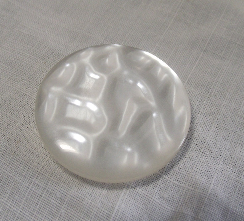 washable 4X1ins CLAM16.3-4.21-8. Textured ripple top self shank 1X0.5 and 1X0.25ins 6 Vintage pearly shiny plastic buttons