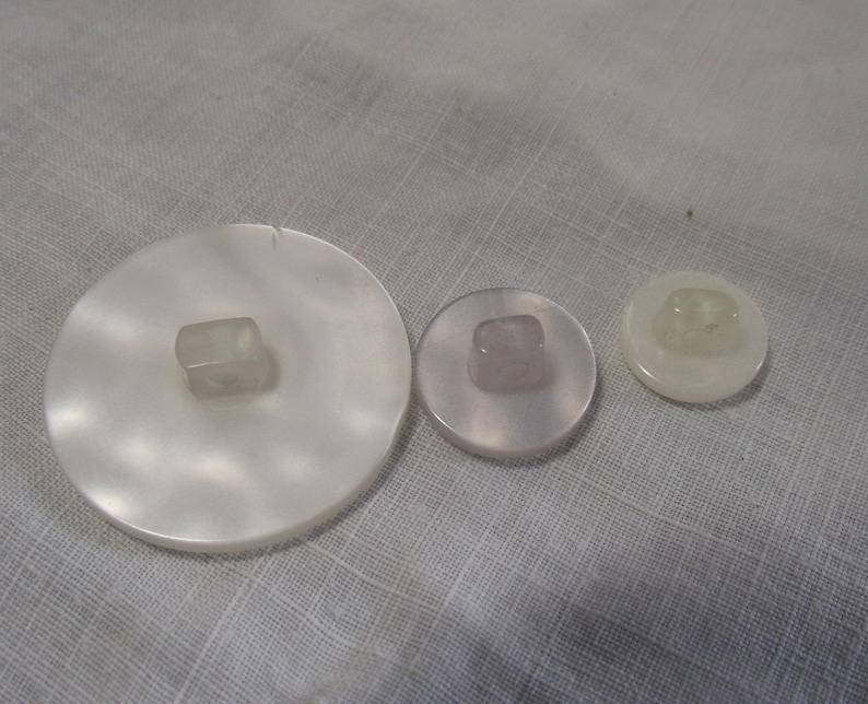 washable 4X1ins CLAM16.3-4.21-8. Textured ripple top self shank 1X0.5 and 1X0.25ins 6 Vintage pearly shiny plastic buttons