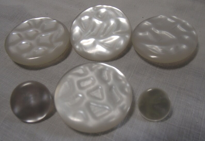 washable 4X1ins CLAM16.3-4.21-8. Textured ripple top self shank 1X0.5 and 1X0.25ins 6 Vintage pearly shiny plastic buttons