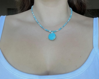 Collar de cuentas turquesas con colgante