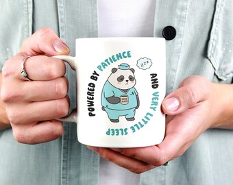 Taza divertida de cuidador / Panda cansado con uniforme médico