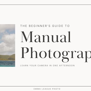 Op de afbeelding: Crèmekleurige afbeelding met de tekst "THE BEGINNER'S GUIDE TO Manual Photography" en "LEARN YOUR CAMERA IN ONE AFTERNOON". Een kleine afbeelding van een landschap met een vliegtuig staat links.