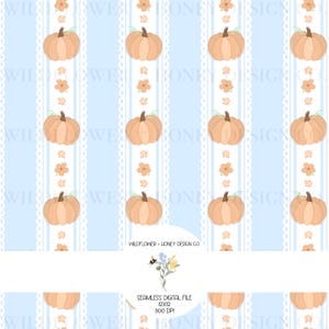 Könnte beinhalten: Ein nahtloses digitales Muster mit hellblauen vertikalen Streifen, weißen Spitzenborten und wiederkehrenden Illustrationen von orangefarbenen Kürbissen, kleinen Blumen und Blättern. Der Text WILDFLOWER + HONEY DESIGN CO. SEAMLESS DIGITAL FILE 12X12 300 DPI ist sichtbar.