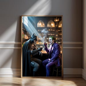 Op de afbeelding: Een ingelijst kunstwerk met Batman en de Joker in een bar. Batman, in zijn zwarte kostuum, en de Joker, in een paars pak, zitten aan de bar en houden elk een drankje vast. De achtergrond toont planken met flessen en zachte verlichting.