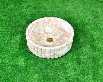 Lavabo redondo estriado de mármol Calacatta Gold hecho a mano