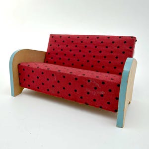 Lundby Lerro Vintage Soffa, Svensk Träsoffa, Rödprickig Klädsel, Ljusblå Böjda Armstöd, 1:18 Möbler för Dockhus Vardagsrum