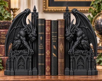 Gargoyle-bokstödpar, gotiska katedralbokstöd, mörk akademisk bokhylledekor, medeltida drakebiblioteksdekor, gotisk heminredning