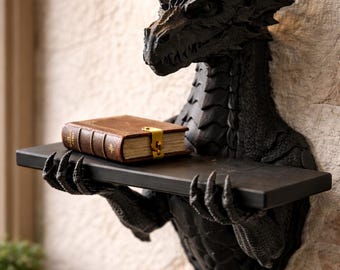 Mensola da parete con drago – Il guardiano del grimorio, decorazione fantasy gotica, mensola da parete dark academia, espositore per libri unico, decorazione per la casa con drago medievale,