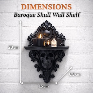 Puede incluir: Estante de pared con calavera barroca negra, que mide 20 cm de alto, 15 cm de ancho y 6,5 cm de profundidad. El estante presenta un dise&ntilde;o de calavera y detalles ornamentados. Incluye el texto "DIMENSIONS Baroque Skull Wall Shelf".