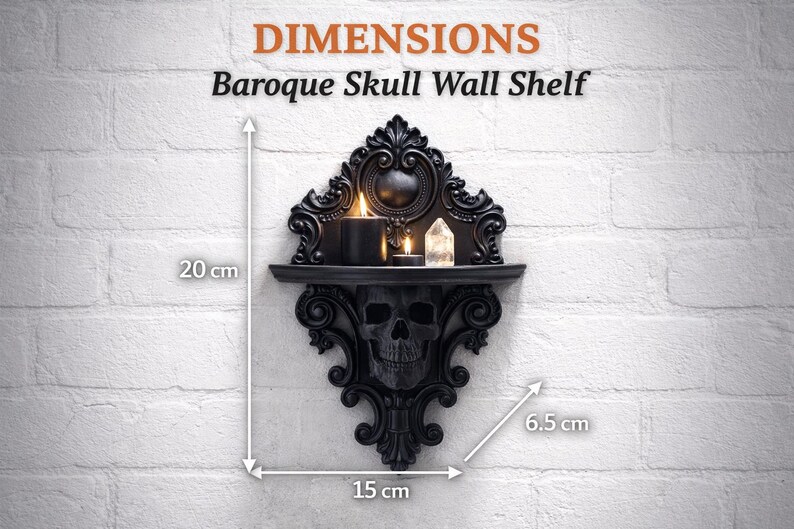 Puede incluir: Estante de pared con calavera barroca negra, que mide 20 cm de alto, 15 cm de ancho y 6,5 cm de profundidad. El estante presenta un dise&ntilde;o de calavera y detalles ornamentados. Incluye el texto "DIMENSIONS Baroque Skull Wall Shelf".