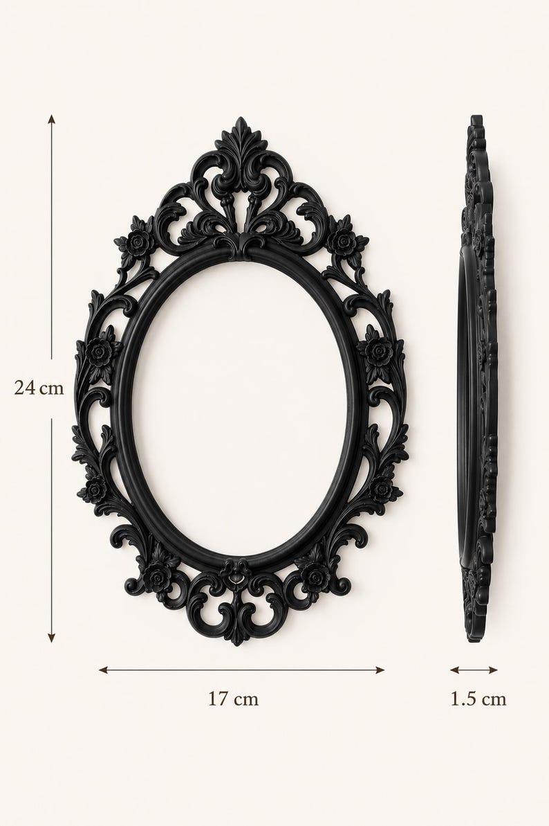 K&ouml;nnte beinhalten: Ein ovaler schwarzer Bilderrahmen mit kunstvollen Blumen- und Schn&ouml;rkelverzierungen. Der Rahmen misst 24 cm in der H&ouml;he, 17 cm in der Breite und 1,5 cm in der Tiefe, wie durch die sichtbaren Messlinien und Beschriftungen im Bild angegeben.