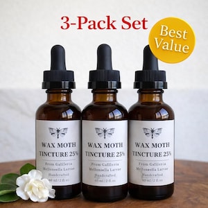 Puede incluir: Un juego de 3 botellas de tintura de vidrio ámbar con cuentagotas negros. Cada botella tiene una etiqueta blanca con el texto "WAX MOTH TINCTURE 25%". Una pegatina amarilla indica "Best Value".