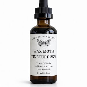 Puede incluir: Una botella de vidrio marrón con un cuentagotas negro, etiquetada como "WAX MOTH TINCTURE 25%". La etiqueta incluye el texto "SHOP FROM THE HIVE" y "30 ml / 1 fl.oz". El producto está hecho a mano con Galleria Mellonella Larvae.
