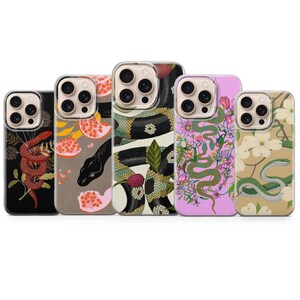 Könnte beinhalten: Fünf Handyhüllen mit verschiedenen Designs. Die Hüllen zeigen farbenfrohe Illustrationen von Schlangen, Granatäpfeln und floralen Mustern. Jede Hülle hat einen transparenten Rand und einen Kameraausschnitt.
