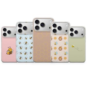Könnte beinhalten: Fünf Smartphone-Hüllen in einer Reihe, jede mit einem einzigartigen Design zum Thema Bienen. Die Hüllen zeigen verschiedene Muster, darunter eine Biene mit Honigtopf, ein wiederkehrendes Bienenmotiv, ein Wabenmuster und kleine Honigtöpfe.