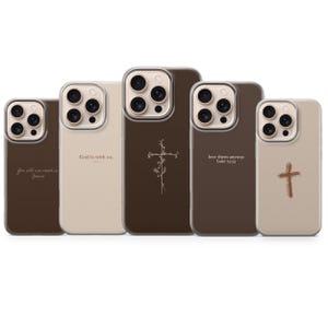 Puede incluir: Cinco fundas para teléfono con diseños religiosos. Las fundas son en tonos marrón y beige, con cruces y frases como "Dios está con nosotros" y "ámales de todos modos" impresas.