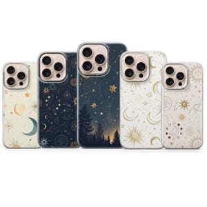 Pode incluir: Uma coleção de cinco capas de telemóvel com designs celestiais. As capas apresentam ilustrações de luas, estrelas, constelações e árvores em vários esquemas de cores, incluindo azul marinho, creme e dourado. Para smartphones.