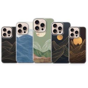 Puede incluir: Cinco fundas para teléfono con diseños de paisajes de montañas. Las fundas presentan una variedad de colores, incluyendo negro, azul, verde y marrón. Cada funda tiene un diseño diferente de montaña y sol en dorado. Las fundas son de un material transparente.