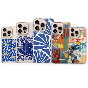 Può includere: Una collezione di cinque custodie per telefono con design artistici e colorati. Le custodie presentano vari motivi, tra cui fiori blu, figure astratte e opere ispirate a Matisse. Ogni custodia ha un bordo trasparente e un ritaglio per la fotocamera.