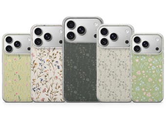 Op de afbeelding: Vijf smartphonehoesjes op een rij, elk met een verschillend bloemenpatroon. De ontwerpen bevatten lichtgroene, crèmekleurige, donkergroene, gebroken witte en saliegroene achtergronden met diverse botanische illustraties van kleine bloemen en bladeren.