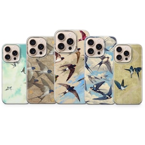Peut inclure: Cinq coques de téléphone avec des illustrations vintage d'hirondelles en vol. Les coques présentent différents arrière-plans, notamment le ciel et des motifs texturés, avec des oiseaux aux couleurs noir, blanc et rouge.