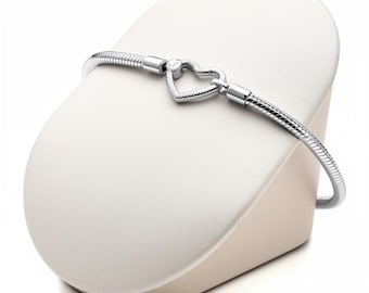 Pulsera con dije de corazón en plata de ley, joyería minimalista para el Día de la Madre.