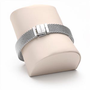 Könnte beinhalten: Ein silbernes Mesh-Armband mit einem Verschluss mit der Aufschrift "PANDORA" wird auf einem cremefarbenen Ständer präsentiert. Das Armband besteht aus gewebtem Metall und hat einen sicheren Verschluss. Das Armband ist für das Handgelenk konzipiert.