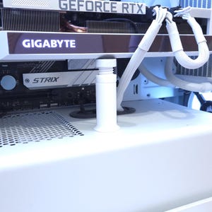 Peut inclure: Int&eacute;rieur d'un bo&icirc;tier d'ordinateur blanc avec une carte graphique portant les inscriptions "GEFORCE RTX" et "GIGABYTE". Des tubes blancs et un refroidisseur de processeur sont visibles. La temp&eacute;rature du processeur est affich&eacute;e &agrave; 47 degr&eacute;s.