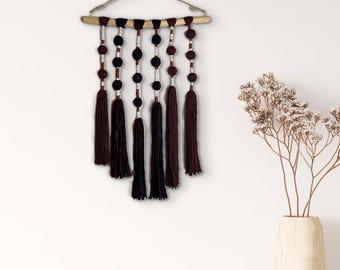Decorazione da parete in filato boho fatta a mano / Decorazione rustica in legno galleggiante e nappe / Arte in fibra nei toni della terra