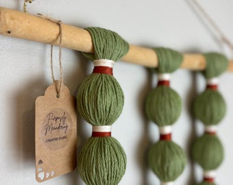 Arazzo da parete in filato verde salvia fatto a mano / Arte in fibra boho / Decorazione per la casa testurizzata / Macramè