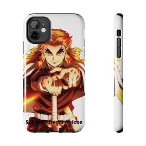 Könnte beinhalten: Weißes Handycase mit einem Anime-Charakter mit feurigem Haar und entschlossenem Gesichtsausdruck. Der Charakter ist vor einem Hintergrund aus Flammen platziert, mit dem Text "Set your heart ablaze" am unteren Rand.