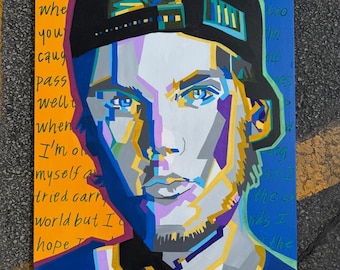 Pode incluir: Uma pintura de retrato colorida de uma pessoa usando um boné preto. A obra de arte é dividida em seções laranja e azul, com texto manuscrito em cada lado. O rosto da pessoa é renderizado em formas geométricas e várias cores.