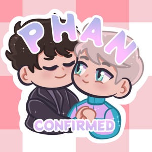Puede incluir: Ilustraci&oacute;n de dos figuras de dibujos animados abraz&aacute;ndose, con la palabra "PHAN" encima en letras pastel. La palabra "CONFIRMED" est&aacute; debajo. El fondo es un patr&oacute;n de cuadros rosas y blancos.