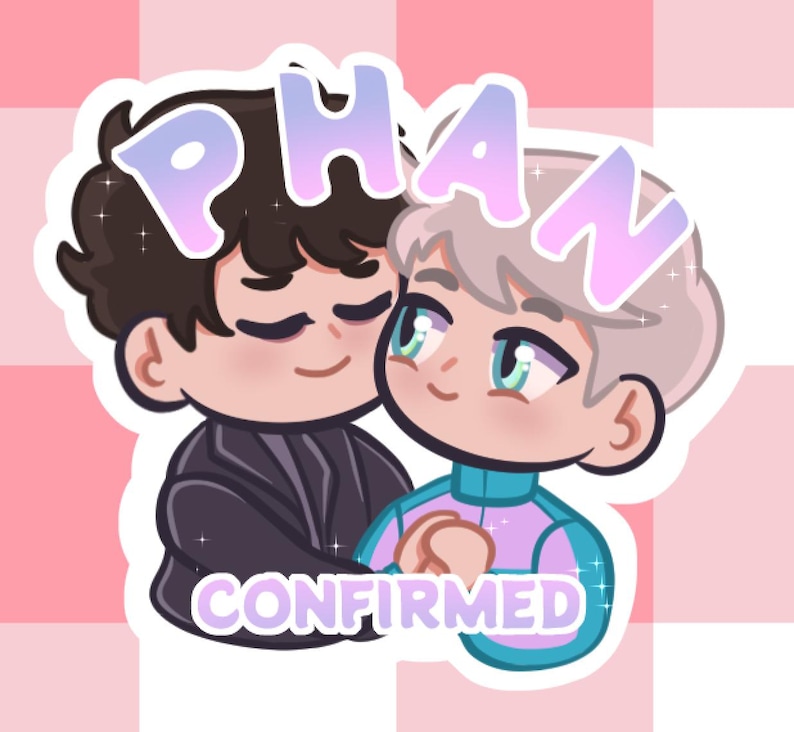 Puede incluir: Ilustraci&oacute;n de dos figuras de dibujos animados abraz&aacute;ndose, con la palabra "PHAN" encima en letras pastel. La palabra "CONFIRMED" est&aacute; debajo. El fondo es un patr&oacute;n de cuadros rosas y blancos.