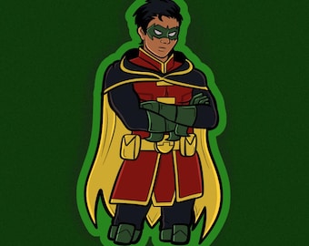 Pode incluir: Ilustração de um personagem de super-herói em um traje vermelho, preto e amarelo com uma máscara verde. O personagem tem os braços cruzados e está em um fundo verde escuro. O personagem está usando uma capa amarela.