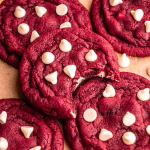 Biscoitos Red Velvet – Biscoitos macios e crocantes de chocolate branco – Caixa de presente com biscoitos gourmet recém-assados