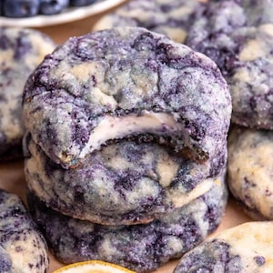 Ciasteczka sernikowe z cytryną i jagodami – miękkie i ciągnące się ciasteczka cukrowe z cytryną i jagodami oraz kremowym nadzieniem sernikowym