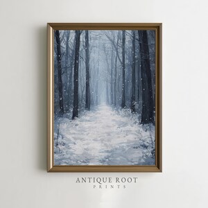 Peut inclure: Peinture encadrée d'un paysage hivernal. Le chemin enneigé serpente à travers une forêt d'arbres dénudés. La palette de couleurs est dominée par des tons froids de bleu, de gris et de blanc, avec de la neige qui tombe. Le cadre est doré.