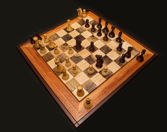Jogo de xadrez de torneio de dois níveis: tabuleiro de luxo feito à mão em nogueira e bordo, peças com peso.