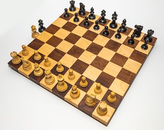 Jogo de xadrez em madeira maciça, tabuleiro em nogueira americana e ácer, peças em ácer ébano.