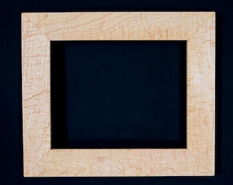 Marco de fotos de arce rizado con vidrio acrílico opcional, respaldo y kit de montaje en pared.