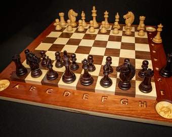 Jogo de xadrez artesanal em madeira maciça, tamanho torneio, tabuleiro de nogueira e bordo.