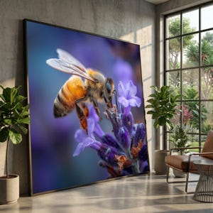 Honingbij op lavendelbloem canvas, macro natuur kunst aan de muur, bestuiving close-up, insect fotografie canvas, decor bloemen, klaar om op te hangen