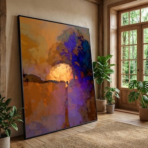 Op de afbeelding: Een groot rechthoekig ingelijst kunstwerk aan de muur met een abstract landschapsschilderij in levendige tinten oranje, dieppaars en goud. De compositie toont een gloeiende zon of maan tegen donkere, getextureerde silhouetten van bomen.