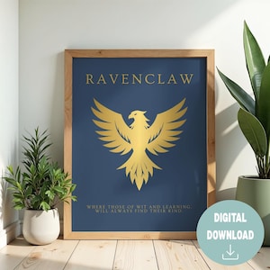 Puede incluir: Un póster enmarcado de Ravenclaw con un emblema de águila dorada sobre un fondo azul marino. El texto "RAVENCLAW" está en la parte superior, con la cita "WHERE THOSE OF WIT AND LEARNING, WILL ALWAYS FIND THEIR KIND" debajo del emblema. Un icono de descarga digital está en la esquina inferior derecha.