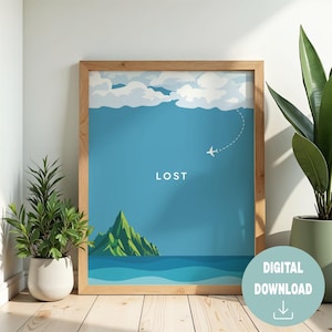 Puede incluir: Una impresión artística enmarcada con un marco de madera clara. La impresión presenta un cielo azul con nubes blancas, una isla verde y agua azul. Un avión blanco vuela sobre la isla, con la palabra "LOST" en texto blanco. Un icono de descarga digital está en la parte inferior derecha.