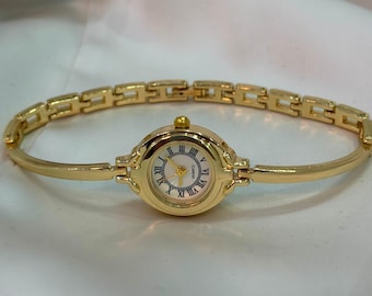 Złoty damski zegarek na rękę w stylu vintage – klasyczny minimalistyczny zegarek | Prezent dla niej