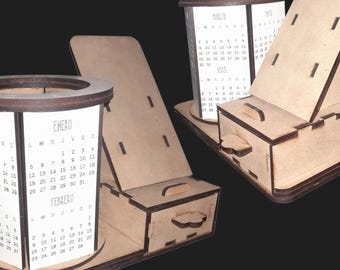 Organizador de escritorio multifuncional con soporte para teléfono, calendario giratorio 2026 y portalápices – Diseño de escritorio en madera