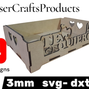 Könnte beinhalten: Eine hellbraune Holzkiste mit herzförmigen Ausschnitten und dem spanischen Satz "Te Quiero" auf der Seite ausgeschnitten. Die Kiste hat eine rechteckige Form und ist mit "4 Designs" beschriftet.